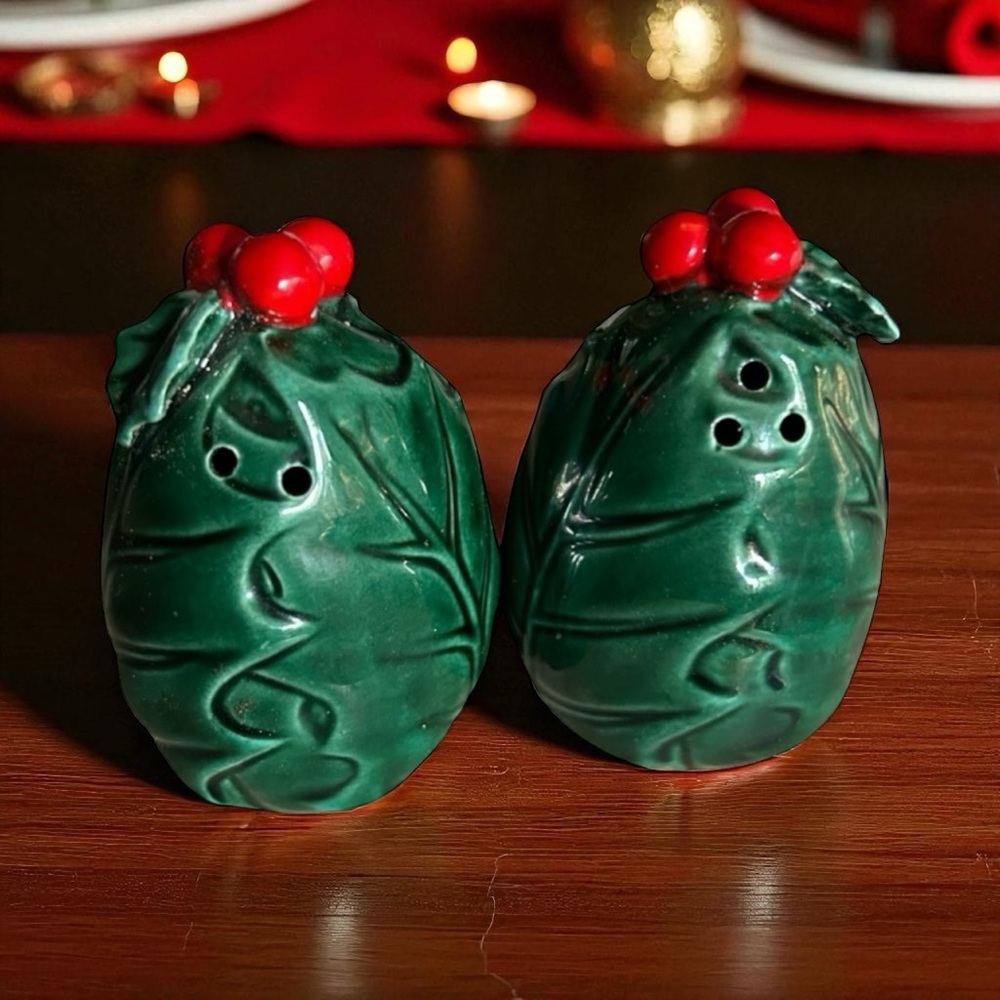 Vintage Lefton’s Green Holly Berry Salt & Pepper Shaker Set Christmas Holiday - Picture 5 of 5